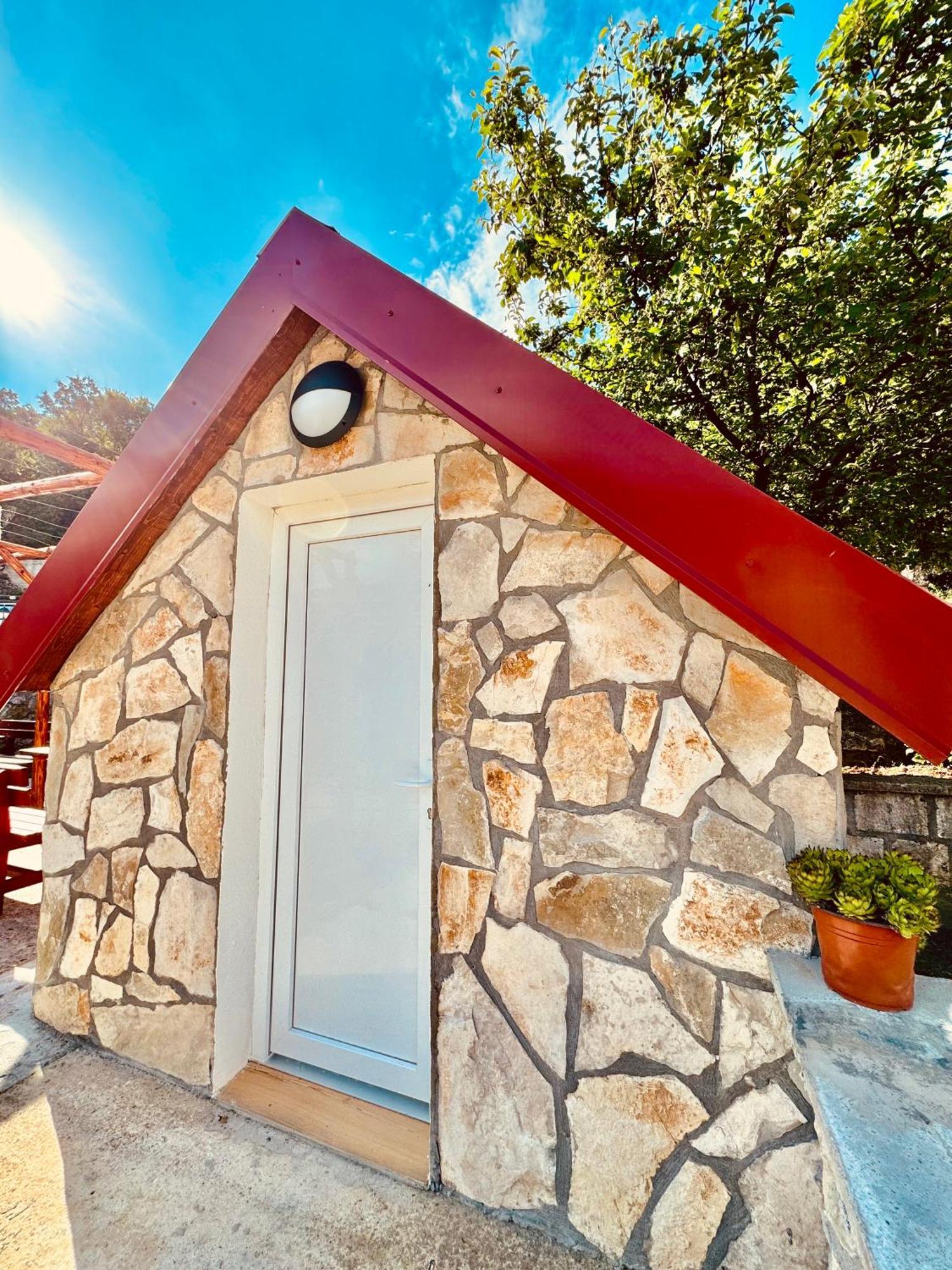 Vikendica,Bungalovi Lipska Pecina Cetinje Exteriér fotografie